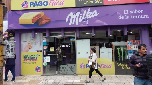 Robo al Pago Fácil: fueron cuatro delincuentes y uno tenía un arma en cada mano