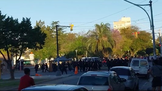 Video: severos incidentes fuera del estadio de Unión, hinchas se enfrentaron con la policía