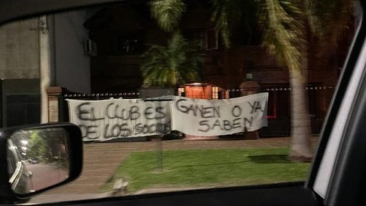 Banderas intimidatorias en el frente de la casa de Vignatti