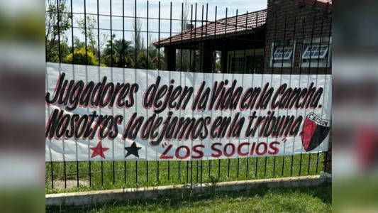 Hinchas de Colón colgaron una bandera de apoyo al plantel en el predio sabalero