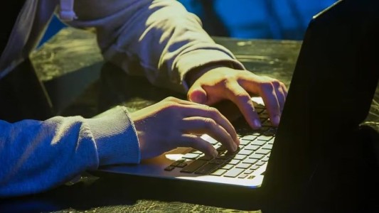 Alerta en una escuela de La Plata: denunciaron a una maestra por acosar sexualmente a sus alumnos