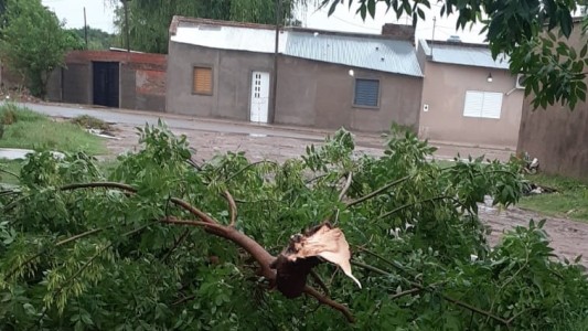 La fuerte lluvia de la madrugada provocó anegación de calles y complicaciones