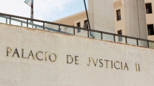 Absuelven a mujer que quemó con agua caliente a su exesposo para defenderse de agresión