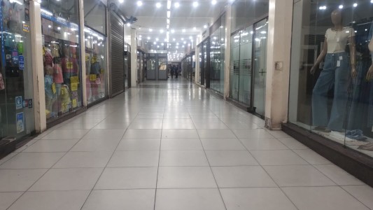 Robaron una joyería y una tienda electrónica en el centro de la ciudad