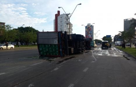 Un camión cargado con cervezas volcó en Av. Alem
