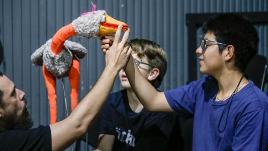 Niñeces y adolescencias disfrutaron del teatro de títeres accesible