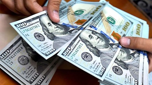 Se acentúa la baja del dólar blue, que se ubica debajo de los $900