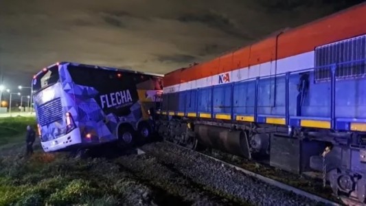 Un tren embistió a un micro de pasajeros en el sur de Santa Fe