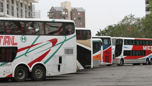 Sigue el paro de colectivos urbanos pero reanudaron el servicio algunos interurbanos