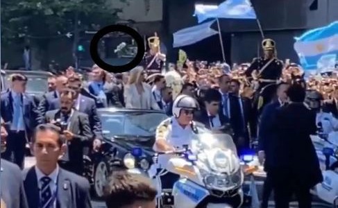 Video: el momento en el que le tiraron un botellazo a Milei mientras iba del Congreso a la Casa Rosada