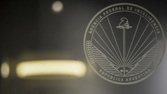 Ajuste en la AFI: Milei lanzará un régimen de retiro voluntario para los espías