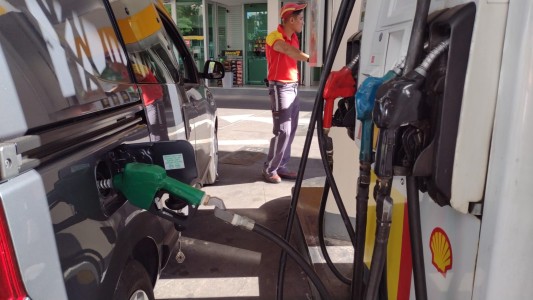 La escalada de los combustibles no se detiene: subieron otro 37 por ciento