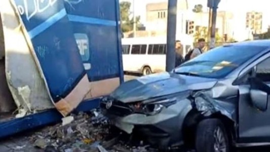 Un auto chocó contra una garita en el Puente Liniers: hay dos policías heridos