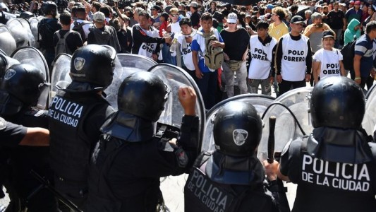 Incidentes y varios detenidos tras la marcha contra el DNU de Milei