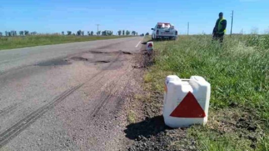 Ruta 11 destruida: en Gobernador Crespo, señalan los baches con bidones refractarios