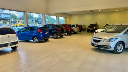 Autos: ventas paralizadas por demora en la quita del impuesto al "lujo"