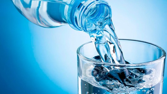 El agua embotellada contiene cientos de miles de pedacitos de plástico, según un estudio