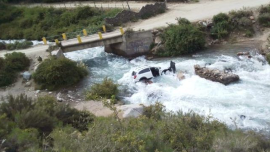 Una camioneta cayó a un arroyo y murió una joven: manejaba su novio