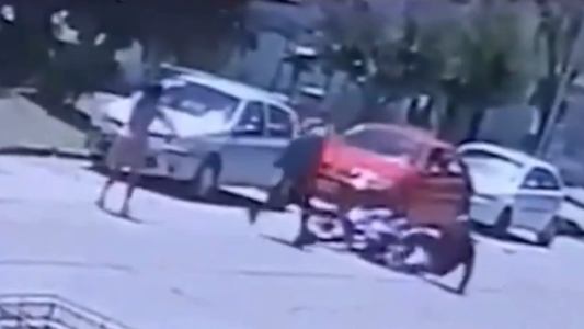 Un ladrón perdió su pierna ortopédica mientras escapaba y vecinos les dieron una paliza