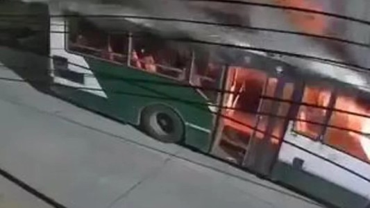 Dejó estacionado el colectivo en la puerta de la casa y se lo quemaron