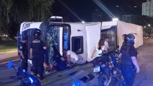 Volcó un camión en Alem y Belgrano esta madrugada