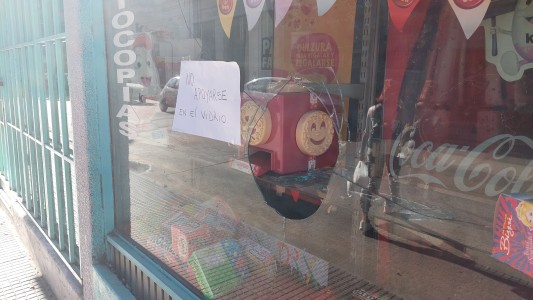 Robaron un local en pleno centro: le rompieron el vidrio y se llevaron un termo