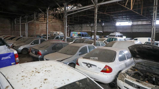 Provincia pone en condiciones vehículos oficiales abandonados