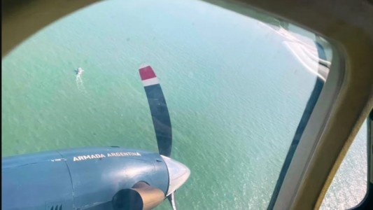 Kayakistas desaparecidos en Cariló: sumaron un avión de la Armada a la búsqueda
