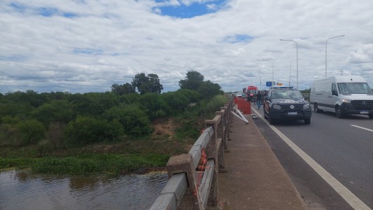 Ruta 168: un camión rompió una baranda y cayó al río