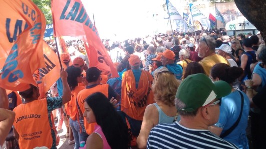 Paro General: fue masiva la concentración frente a la Legislatura Provincial