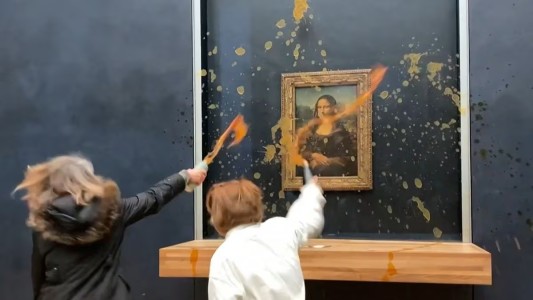 Dos activistas arrojaron sopa contra “La Gioconda” en el Louvre de París