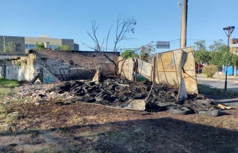 Voraz incendio en un depósito de una gomería de Facundo Zuviría y Castelli