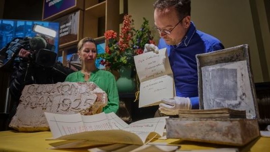 Abrieron una cápsula del tiempo de 99 años en Países Bajos que contiene documentos napoleónicos