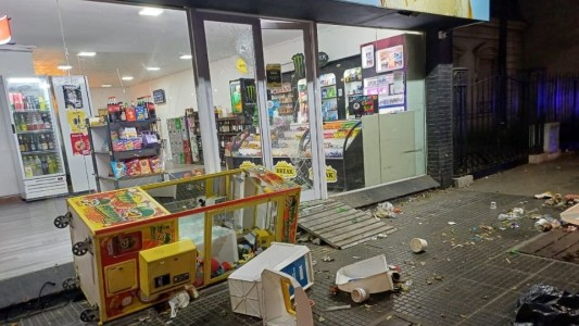 Destrozaron un drugstore porque no les vendieron alcohol