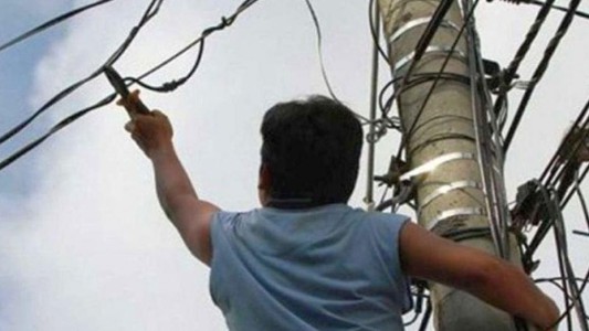 Murió un joven electrocutado al intentar robar cables del alumbrado público en Mendoza