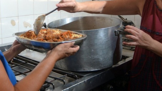 Balean la fachada de un comedor de la UNR: "Desde el lunes todo el barrio va a comer acá cueste lo que cueste"