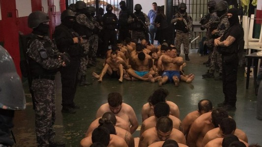 El gobierno provincial envía un mensaje a los presos, con fotos a lo Bukele