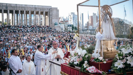 Rosario reza por la paz social