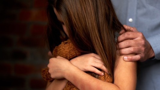 Lo condenaron a 13 años de cárcel por abusar de las nietas de su pareja