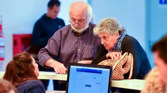 ¿Quiénes cobran el bono de 70 mil pesos para jubilados en abril?