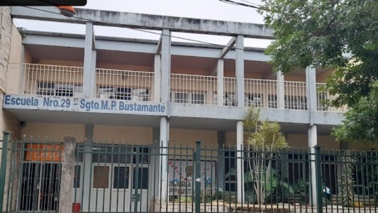 Protesta de padres de la Escuela Bustamante por un hecho ocurrido entre menores