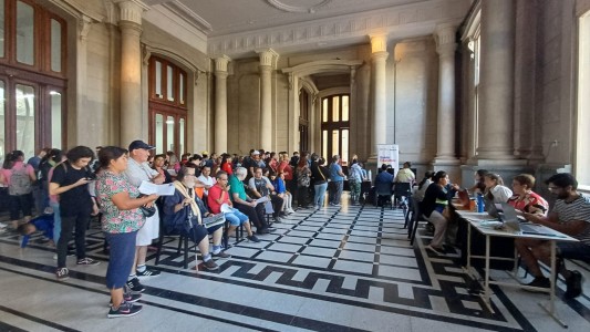 Largas colas en la Estación Belgrano para tramitar el Boleto Educativo