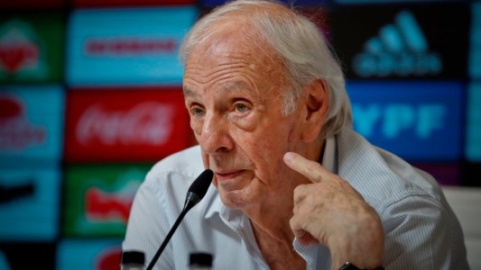 César Luis Menotti fue internado por un cuadro de anemia