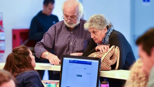 Aumento y tope al bono de $70.000 en abril para jubilados: el decreto