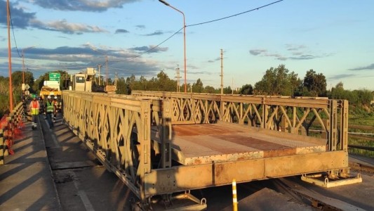 La instalación del puente bailey sobre el Carretero avanzó un 75% en el primer día