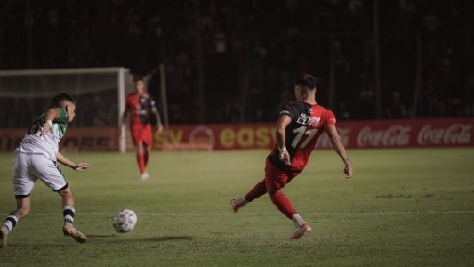 Colón dio vuelta el partido ante Nueva Chicago y sigue arriba en la tabla