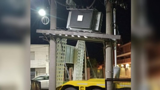 Santo Tomé: camión chocó el soporte de un transformador y un amplio sector quedó sin luz