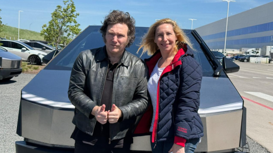 Video: Milei manejó una camioneta Cybertruck en la fábrica de Tesla ⁠