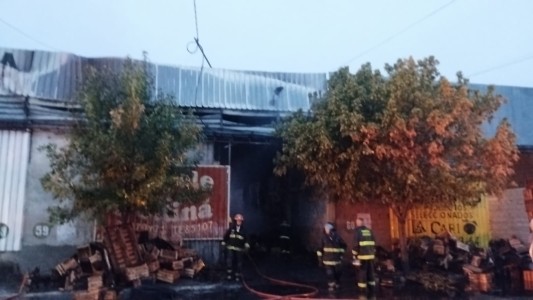 Incendio en el Mercado de Abasto: bomberos trabajan en el lugar