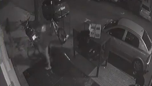 Video: Así robaron esta madrugada una bicicleta a un empleado de comercio